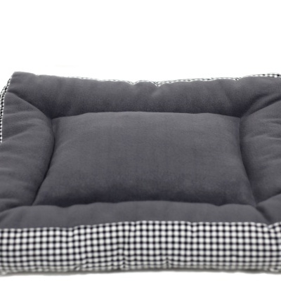 Cama para animal doméstico cinzenta com laterais xadrez preto e branco