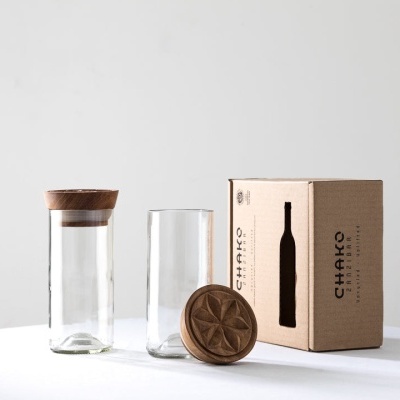 Frascos de vidro com tampa de cortiça e embalagem de cartão