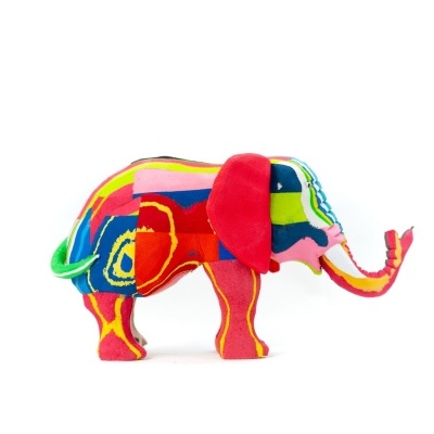Elefante de peluche multicolorido com padrões abstratos