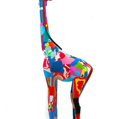 Estátua decorativa de girafa em tecido colorido