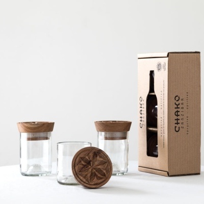 Frascos de vidro com tampas de madeira e embalagem de cartão CH+RO