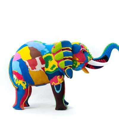 Elefante decorativo em tecido colorido com padrão patchwork