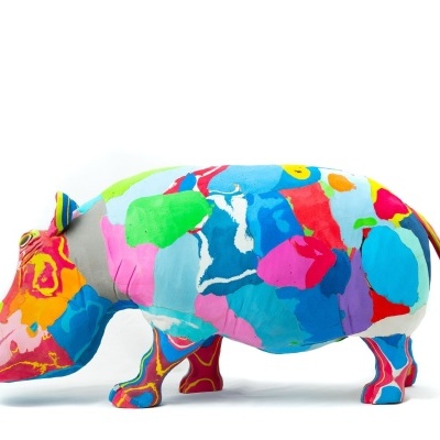 Estátua decorativa de hipopótamo colorido em padrão abstracto