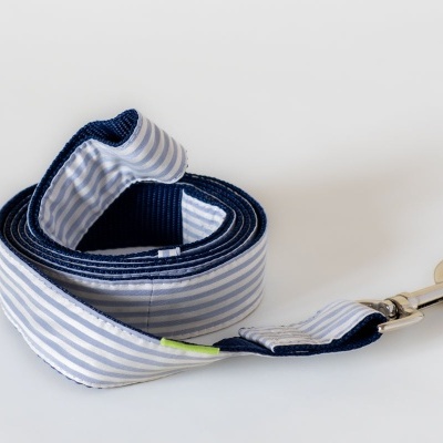 Trela para animal de estimação azul e branca com gancho metálico