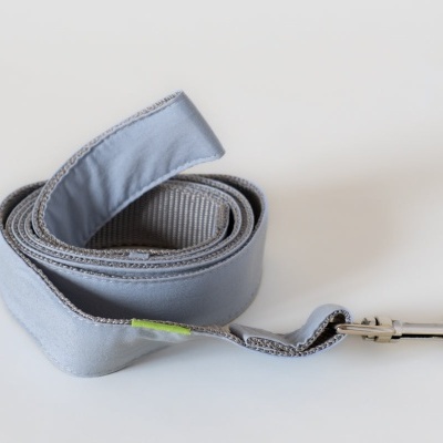 Trela para cão cinzenta em tecido com gancho metálico