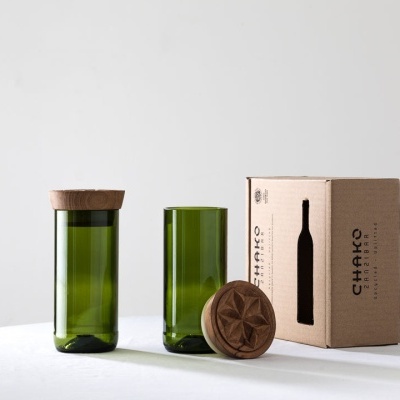 Dois copos verdes reciclados com tampa de cortiça e embalagem de cartão reciclado CHAKO