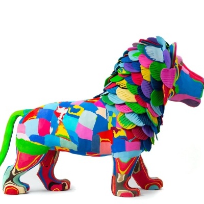 Escultura colorida de leão feita em tecido com padrões e textura em relevo