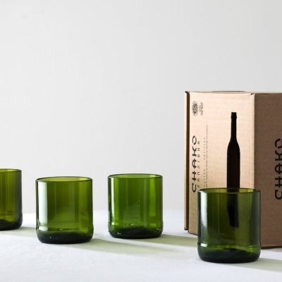 Conjunto de quatro copos verdes de vidro reciclado com embalagem de cartão.