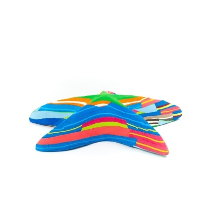 Brinquedos para cães coloridos em forma de estrela do mar sobre fundo branco