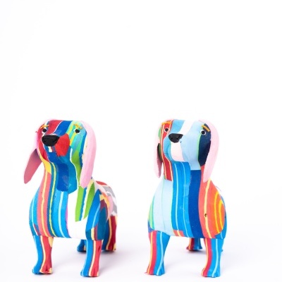 Bonecos de cão em tecido riscado colorido