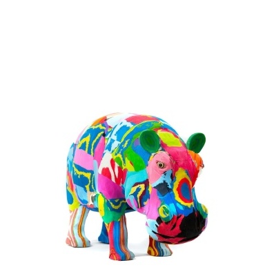 Estatueta de rinoceronte em tecido colorido com padrões florais