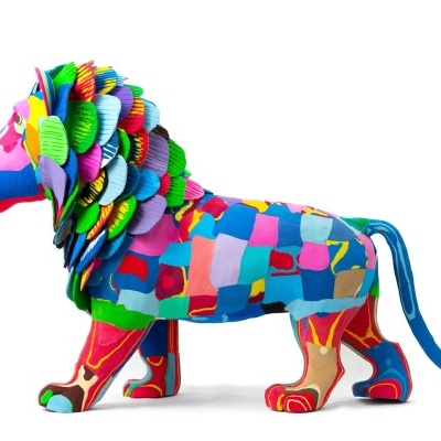 Escultura colorida de leão em tecido patchwork