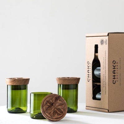 Conjunto de frascos verdes com tampas de cortiça e caixa de cartão CHARKO Glass.
