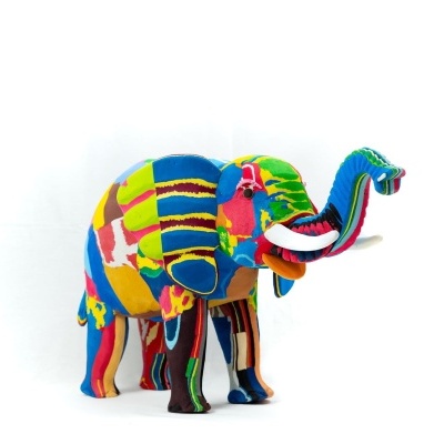 Elefante em tecido colorido com padrão de retalhos em fundo branco