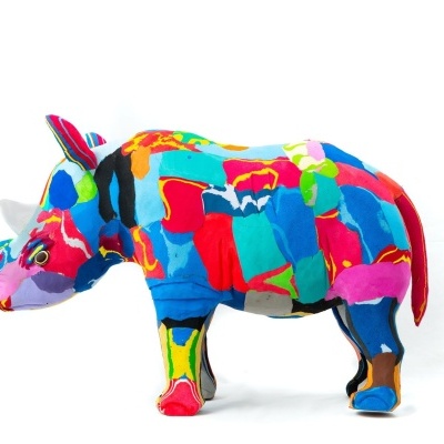 Figura colorida de rinoceronte em tecido abstrato