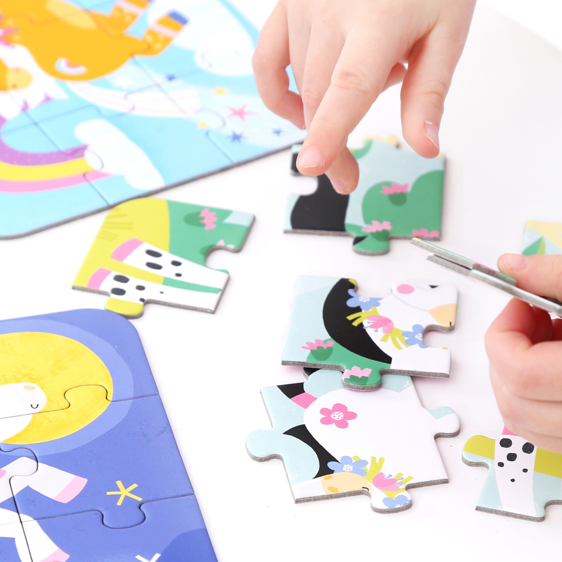Mãos manipulando peças de puzzle infantil colorido com padrões florais e animais