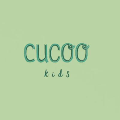 Logótipo 'cucoo kids' em fundo verde claro