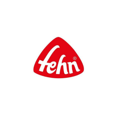 Logotipo da marca fehn sobre fundo vermelho triangular