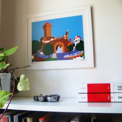 Estante branca com livros, planta e quadro ilustrativo de castelo colorido na parede