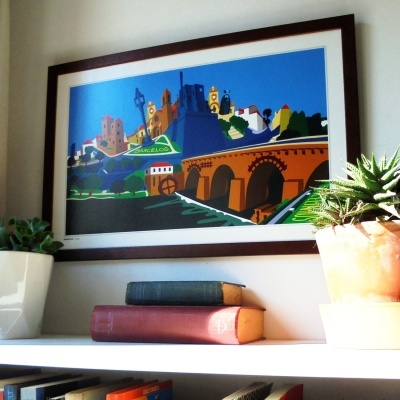 quadro ilustrado colorido de cidade com ponte em estante branca com plantas e livros