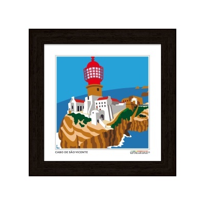 Moldura preta com ilustração colorida do farol e penhasco no Cabo de São Vicente