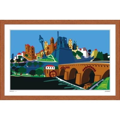 Pintura digital colorida de cidade com edifícios, arvoredo e arcos, em moldura de madeira castanha