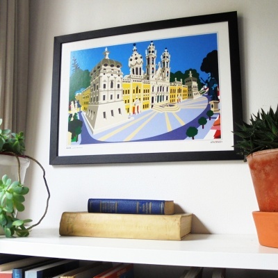Quadro decorativo com impressão gráfica colorida de praça e edifícios históricos com moldura preta