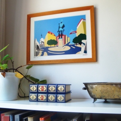 Ilustração de praça com estátua em quadro de madeira sobre prateleira com livros e vaso