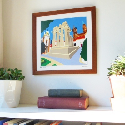 Quadro com imagem estilizada de monumento com colunas brancas em moldura castanha na parede