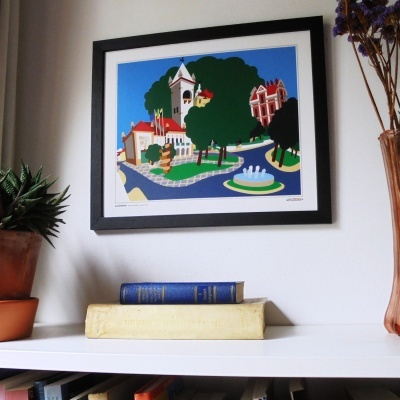 Estante branca com livros, plantas em vasos e quadro colorido de parque na parede.