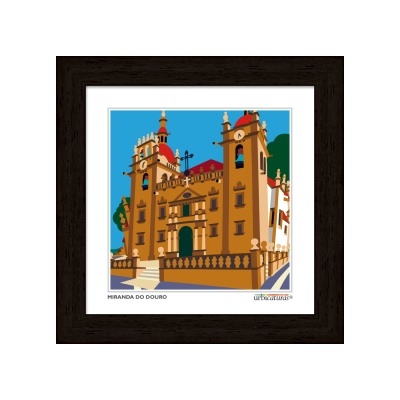 Ilustração emoldurada do edifício de Miranda do Douro com céu azul