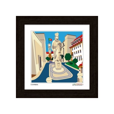 Imagem digital emoldurada de estátua em praça com edifícios e bandeira de Portugal ao fundo