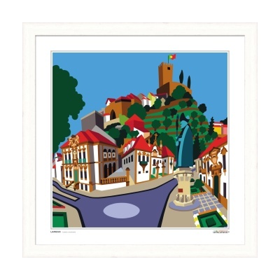 Ilustração colorida de uma praça com edifícios, estátua e uma torre com bandeira de Portugal.