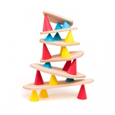 Brinquedo empilhável de madeira com tábuas onduladas e cones coloridos