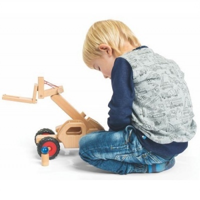 Criança a brincar com brinquedo de madeira tipo veículo com estrutura articulada.