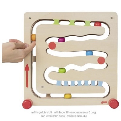 Jogo de madeira com bolas coloridas em trilhos sinuosos e mecanismo de elevação manual