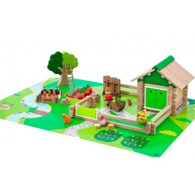 Conjunto de brinquedo de fazenda em madeira com casa, cerca e árvores num cenário colorido