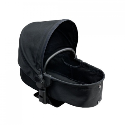 Carrinho de bebé preto com cobertura ajustável