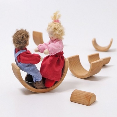 Bonecos de tecido em brinquedos de madeira semicirculares sobre fundo branco
