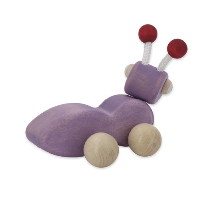 Brinquedo de madeira lilás com rodas e antenas vermelhas
