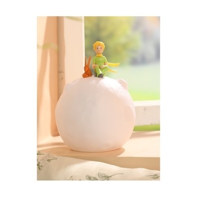 Luminária branca redonda com figura do Pequeno Príncipe e coelho no topo em janela