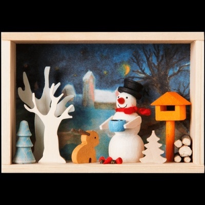 Miniatura natalícia em caixa de madeira com boneco de neve, coelho e árvore