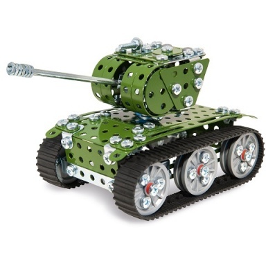 Miniatura de tanque militar verde com estrutura metálica perfurada e rodas com lagarta