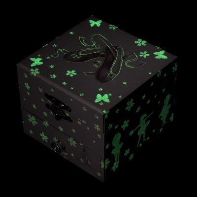 Caixa preta com ilustrações verdes de sapatilhas de ballet, trevos e silhuetas de crianças