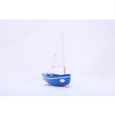 Barco de vela decorativo azul e branco em fundo branco