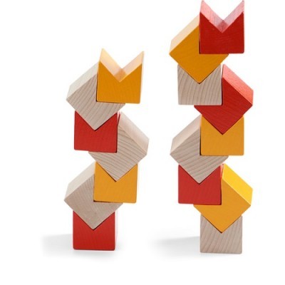 Blocos de madeira coloridos empilhados em duas torres sobre fundo branco