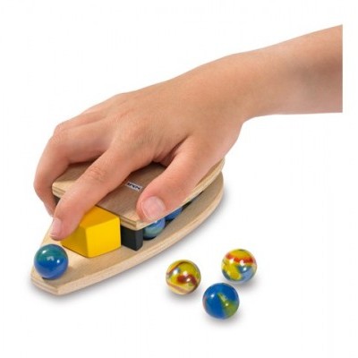 Jogo de dedos de madeira com base clara, cubo amarelo, bloco azul e bolas coloridas