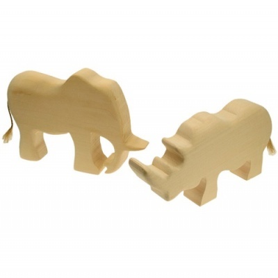 Estatuetas de elefante e rinoceronte em madeira clara com caudas de corda