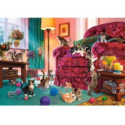 Sala com poltrona vinho, bolas de lã coloridas, gatos e móveis em madeira.