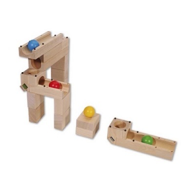 Brinquedo de madeira com bolas coloridas e rampas